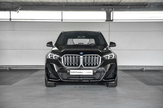 BMW iX1 xDrive30 67 kWh | Stuurwielrand verwarmd | Sportstoelen voor