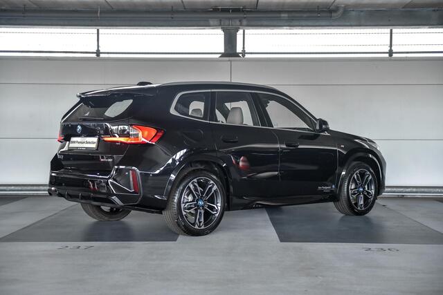 BMW iX1 xDrive30 67 kWh | Stuurwielrand verwarmd | Sportstoelen voor