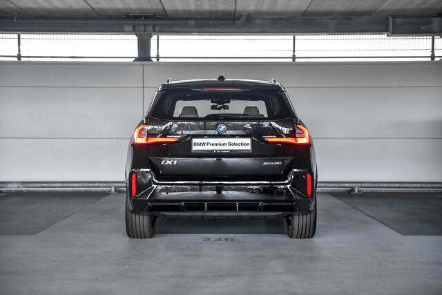 BMW iX1 xDrive30 67 kWh | Stuurwielrand verwarmd | Sportstoelen voor