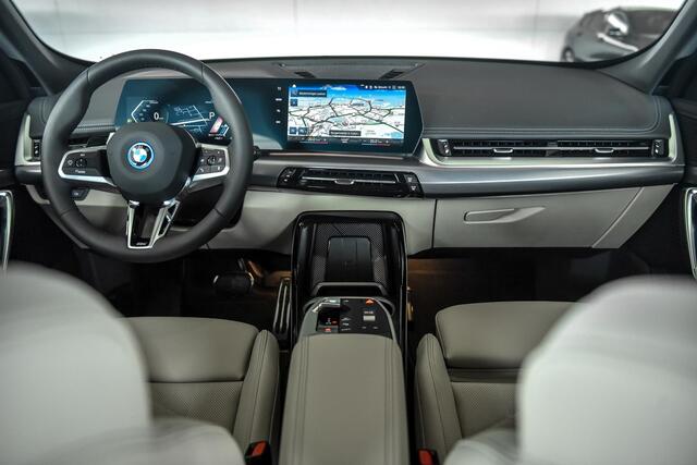BMW iX1 xDrive30 67 kWh | Stuurwielrand verwarmd | Sportstoelen voor