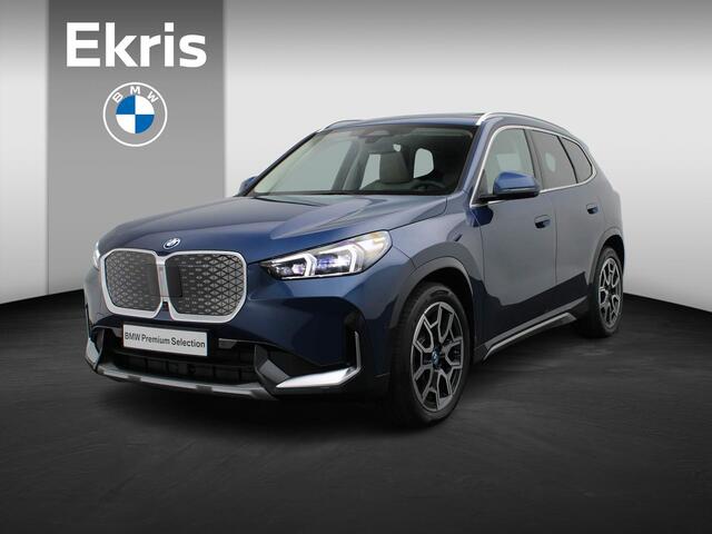 BMW iX1 eDrive20 Innovation Pack | Travel Pack | Stuurwielrand Verwarmd | Trekhaak | Panoramadak | Sportstoelen Voor | Driving Assistant Plus | Head-Up Display | 19''