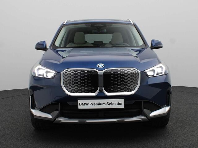 BMW iX1 eDrive20 Innovation Pack | Travel Pack | Stuurwielrand Verwarmd | Trekhaak | Panoramadak | Sportstoelen Voor | Driving Assistant Plus | Head-Up Display | 19''