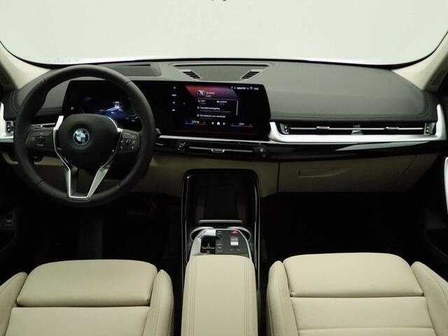BMW iX1 eDrive20 Innovation Pack | Travel Pack | Stuurwielrand Verwarmd | Trekhaak | Panoramadak | Sportstoelen Voor | Driving Assistant Plus | Head-Up Display | 19''