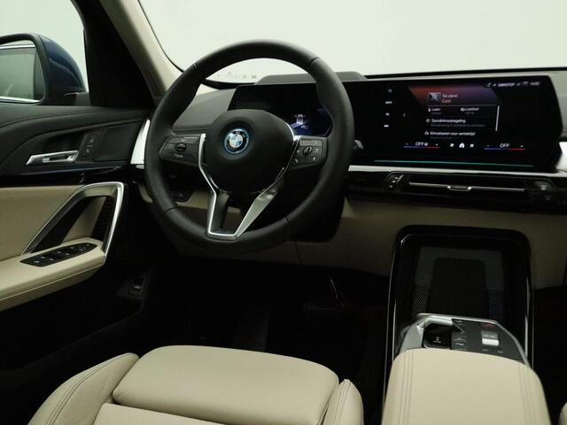 BMW iX1 eDrive20 Innovation Pack | Travel Pack | Stuurwielrand Verwarmd | Trekhaak | Panoramadak | Sportstoelen Voor | Driving Assistant Plus | Head-Up Display | 19''