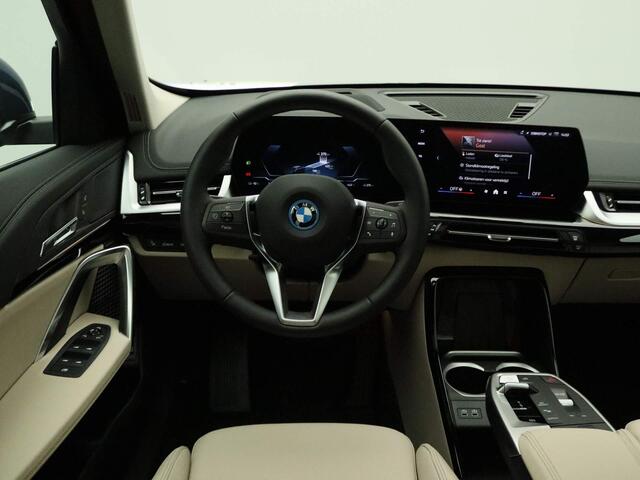 BMW iX1 eDrive20 Innovation Pack | Travel Pack | Stuurwielrand Verwarmd | Trekhaak | Panoramadak | Sportstoelen Voor | Driving Assistant Plus | Head-Up Display | 19''