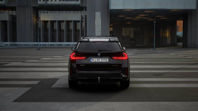 BMW iX1 eDrive20 M Sport / Trekhaak / Sportstoelen / Adaptieve LED / Comfort Access / M Adaptief onderstel / Parking Assistant / Stoelverwarming