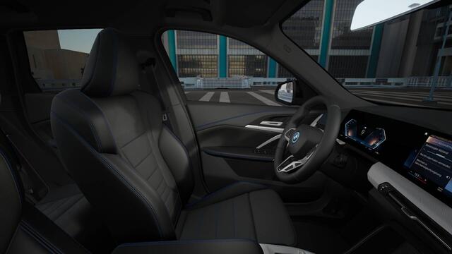 BMW iX1 eDrive20 M Sport / Trekhaak / Sportstoelen / Adaptieve LED / Comfort Access / M Adaptief onderstel / Parking Assistant / Stoelverwarming