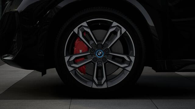 BMW iX1 eDrive20 M Sport / Trekhaak / Sportstoelen / Adaptieve LED / Comfort Access / M Adaptief onderstel / Parking Assistant / Stoelverwarming