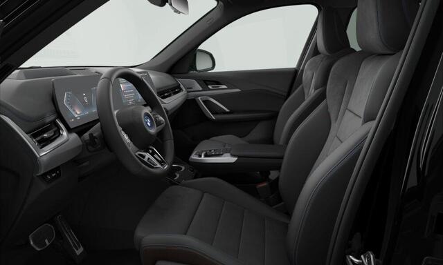 BMW iX1 xDrive30 Launch Edition M-Sport / Head-Up / Harman Kardon / Driving Assistant Professional / Parking Assistant Plus / Glazen Panoramadak / Stuurwielrand Verwarmd / Adaptief LED / Elektrisch Verstelbare Stoel + Massage