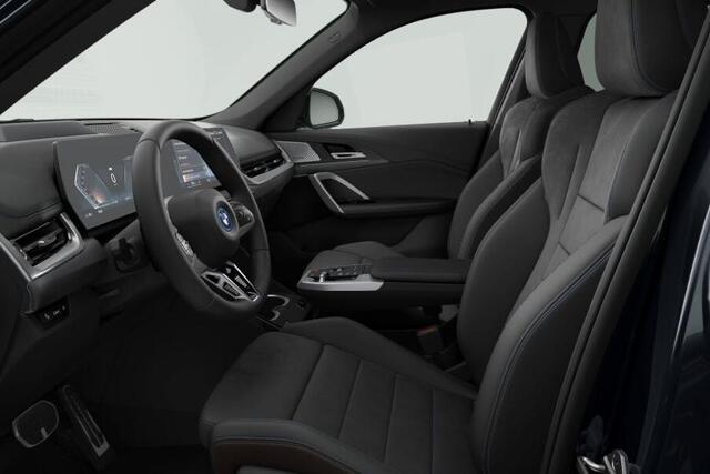BMW iX1 xDrive30 M-Sport Comfort Acces / Stuurwielrand Verwarming / Stoelverwarming / Getinte Ramen Achter / Adaptieve Led / Head Up Display / Harman Kardon / Parking Plus / Shadow Line Pack