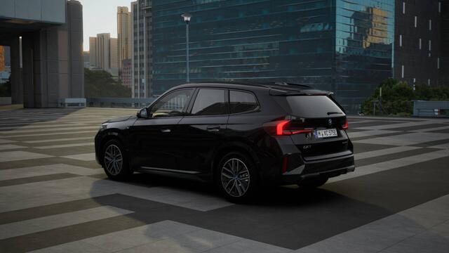 BMW iX1 eDrive20 M Sport / Sportstoelen / M Adaptief onderstel / Parking Assistant / Stoelverwarming