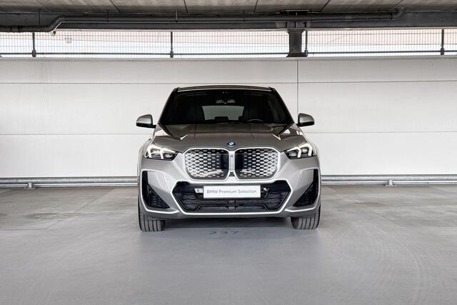 BMW iX1 xDrive30 67 kWh
