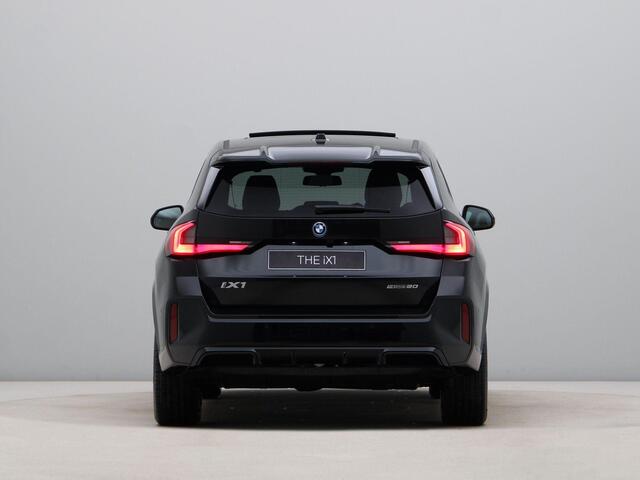 BMW iX1 eDrive20 67 kWh | M-Sport Pro | Trekhaak |