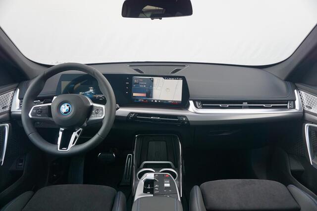 BMW iX1 eDrive20 M Sport / Harman Kardon / Parking Assistant