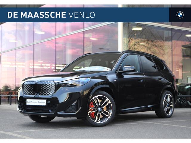 BMW iX1 eDrive20 M Sport Pro / Panoramadak / Head-Up Display / Harman Kardon / Comfort Acces / Driving Assistant Professional / Elektrische stoelen / 19"LM-velgen