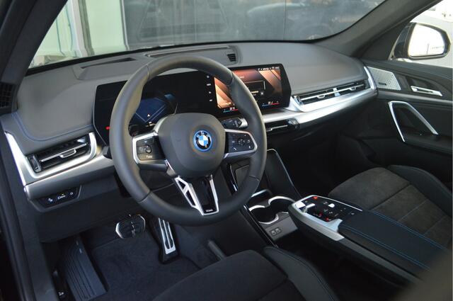 BMW iX1 eDrive20 M Sport Pro / Panoramadak / Head-Up Display / Harman Kardon / Comfort Acces / Driving Assistant Professional / Elektrische stoelen / 19"LM-velgen