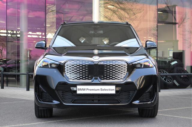 BMW iX1 eDrive20 M Sport Pro / Panoramadak / Head-Up Display / Harman Kardon / Comfort Acces / Driving Assistant Professional / Elektrische stoelen / 19"LM-velgen