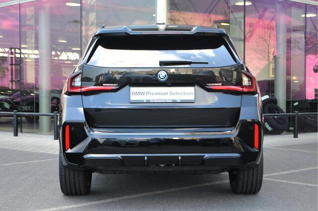 BMW iX1 eDrive20 M Sport Pro / Panoramadak / Head-Up Display / Harman Kardon / Comfort Acces / Driving Assistant Professional / Elektrische stoelen / 19"LM-velgen