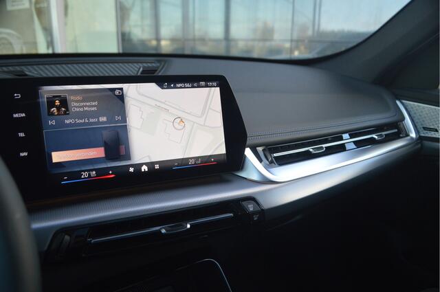 BMW iX1 eDrive20 M Sport Pro / Panoramadak / Head-Up Display / Harman Kardon / Comfort Acces / Driving Assistant Professional / Elektrische stoelen / 19"LM-velgen