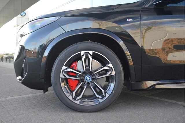 BMW iX1 eDrive20 M Sport Pro / Panoramadak / Head-Up Display / Harman Kardon / Comfort Acces / Driving Assistant Professional / Elektrische stoelen / 19"LM-velgen