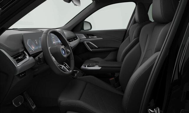 BMW iX1 xDrive30 M-Sport Comfort Acces / Glazen Schuifdak / Getinte Ramen Achter / Binnen & Buitenspiegel Automatisch Dimmend / Adaptieve Led Koplampen / Harman Kardon