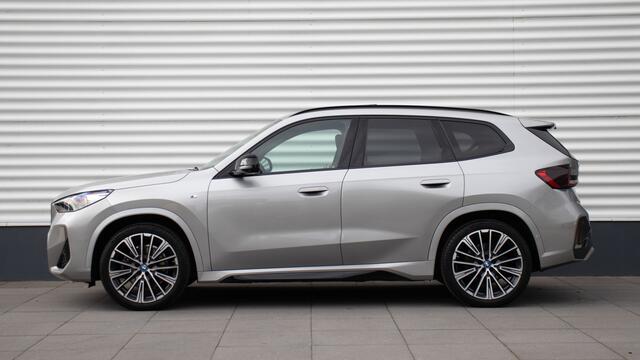 BMW iX1 xDrive30 M-Sport | Massage | Harman/Kardon | Panoramadak | Head-up | Trekhaak | Comfort Access