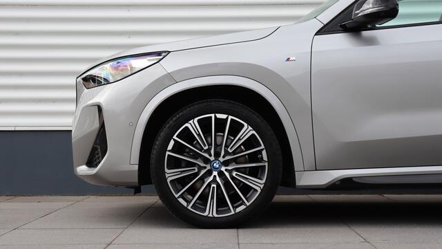 BMW iX1 xDrive30 M-Sport | Massage | Harman/Kardon | Panoramadak | Head-up | Trekhaak | Comfort Access