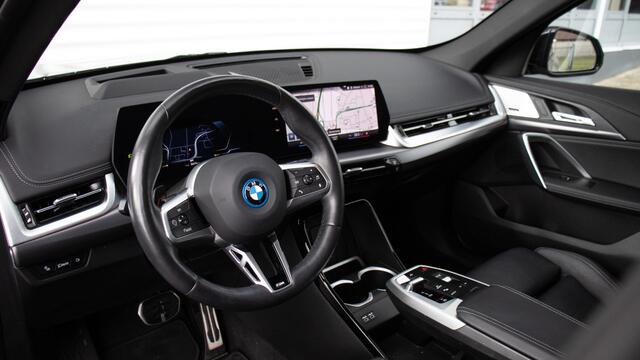 BMW iX1 xDrive30 M-Sport | Massage | Harman/Kardon | Panoramadak | Head-up | Trekhaak | Comfort Access