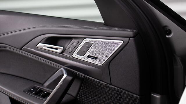 BMW iX1 xDrive30 M-Sport | Massage | Harman/Kardon | Panoramadak | Head-up | Trekhaak | Comfort Access