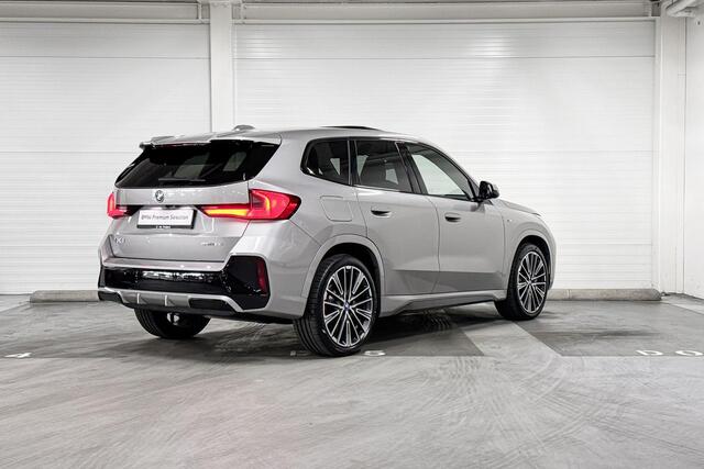 BMW iX1 eDrive20 | M-Sport Pro | Travel Pack | Premium Pack | Comfort Pack | Driving Assistant | Harman/Kardon | Panoramadak | Comfort Access