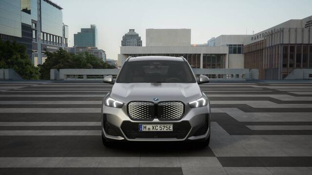 BMW iX1 eDrive20 M Sport / Panoramadak / Trekhaak / Sportstoelen / Adaptieve LED / M Adaptief onderstel / Comfort Access / Stuurverwarming
