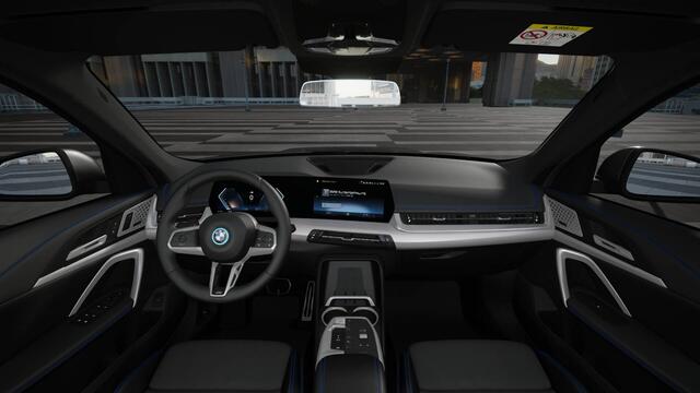 BMW iX1 eDrive20 M Sport / Panoramadak / Trekhaak / Sportstoelen / Adaptieve LED / M Adaptief onderstel / Comfort Access / Stuurverwarming