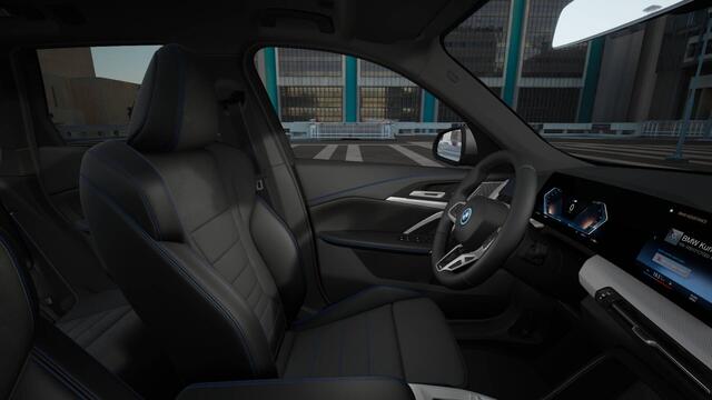 BMW iX1 eDrive20 M Sport / Panoramadak / Trekhaak / Sportstoelen / Adaptieve LED / M Adaptief onderstel / Comfort Access / Stuurverwarming