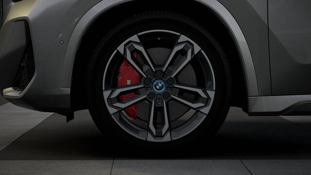 BMW iX1 eDrive20 M Sport / Panoramadak / Trekhaak / Sportstoelen / Adaptieve LED / M Adaptief onderstel / Comfort Access / Stuurverwarming
