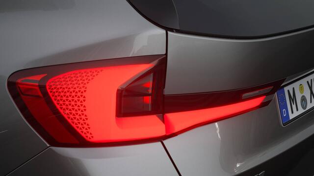 BMW iX1 eDrive20 M Sport / Panoramadak / Trekhaak / Sportstoelen / Adaptieve LED / M Adaptief onderstel / Comfort Access / Stuurverwarming