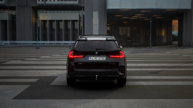 BMW iX1 eDrive20 M Sport / Panoramadak / Trekhaak / Sportstoelen / Adaptieve LED / M Adaptief onderstel / Comfort Access / Parking Assistant