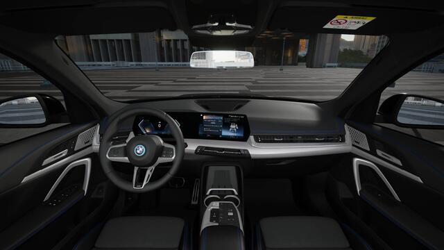 BMW iX1 eDrive20 M Sport / Panoramadak / Trekhaak / Sportstoelen / Adaptieve LED / M Adaptief onderstel / Comfort Access / Parking Assistant
