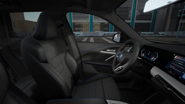 BMW iX1 eDrive20 M Sport / Panoramadak / Trekhaak / Sportstoelen / Adaptieve LED / M Adaptief onderstel / Comfort Access / Parking Assistant
