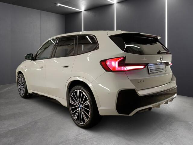 BMW iX1 xDrive30 (67 kWh) M-SPORT ** LED, BRUIN LEDER, PANORAMA, TREKH, ACC, H&K SOUND, 20-inch LMV ** 26k onder NP - EX BMW-AG ** ** INFORMEER OOK NAAR ONZE AANTREKKELIJKE FINANCIAL-LEASE TARIEVEN **