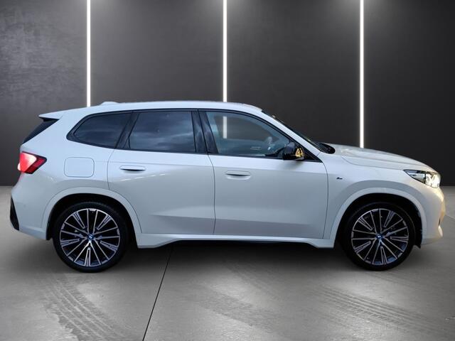 BMW iX1 xDrive30 (67 kWh) M-SPORT ** LED, BRUIN LEDER, PANORAMA, TREKH, ACC, H&K SOUND, 20-inch LMV ** 26k onder NP - EX BMW-AG ** ** INFORMEER OOK NAAR ONZE AANTREKKELIJKE FINANCIAL-LEASE TARIEVEN **
