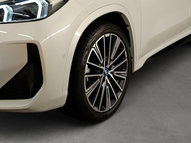 BMW iX1 xDrive30 (67 kWh) M-SPORT ** LED, BRUIN LEDER, PANORAMA, TREKH, ACC, H&K SOUND, 20-inch LMV ** 26k onder NP - EX BMW-AG ** ** INFORMEER OOK NAAR ONZE AANTREKKELIJKE FINANCIAL-LEASE TARIEVEN **