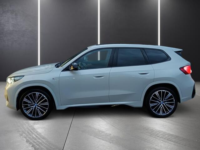 BMW iX1 xDrive30 (67 kWh) M-SPORT ** LED, BRUIN LEDER, PANORAMA, TREKH, ACC, H&K SOUND, 20-inch LMV ** 26k onder NP - EX BMW-AG ** ** INFORMEER OOK NAAR ONZE AANTREKKELIJKE FINANCIAL-LEASE TARIEVEN **