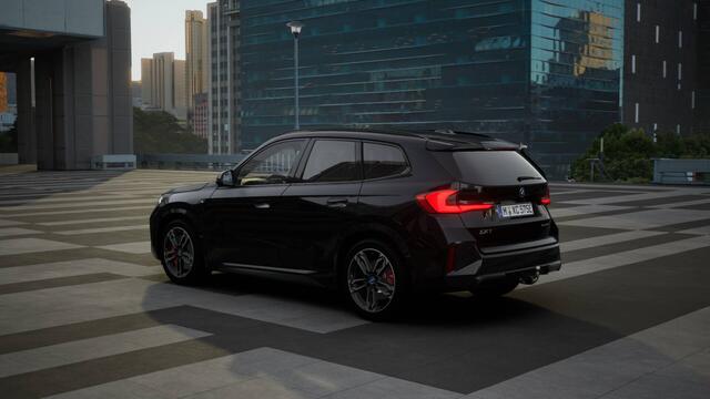 BMW iX1 eDrive20 M Sport / Trekhaak / Sportstoelen / Adaptieve LED / M Adaptief onderstel / Comfort Access / Parking Assistant