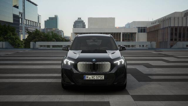BMW iX1 eDrive20 M Sport / Trekhaak / Sportstoelen / Adaptieve LED / M Adaptief onderstel / Comfort Access / Parking Assistant