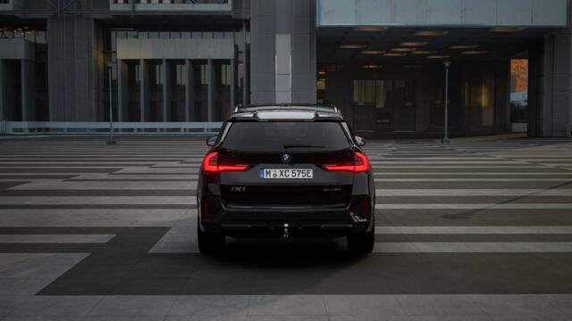 BMW iX1 eDrive20 M Sport / Trekhaak / Sportstoelen / Adaptieve LED / M Adaptief onderstel / Comfort Access / Parking Assistant