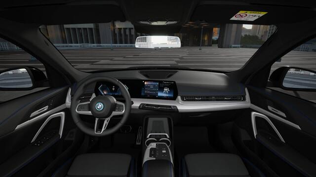 BMW iX1 eDrive20 M Sport / Trekhaak / Sportstoelen / Adaptieve LED / M Adaptief onderstel / Comfort Access / Parking Assistant