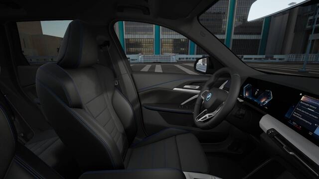 BMW iX1 eDrive20 M Sport / Trekhaak / Sportstoelen / Adaptieve LED / M Adaptief onderstel / Comfort Access / Parking Assistant