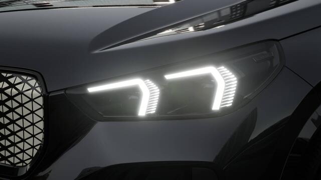 BMW iX1 eDrive20 M Sport / Trekhaak / Sportstoelen / Adaptieve LED / M Adaptief onderstel / Comfort Access / Parking Assistant