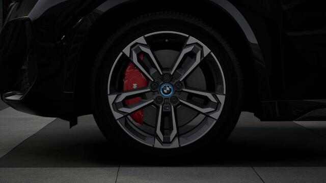 BMW iX1 eDrive20 M Sport / Trekhaak / Sportstoelen / Adaptieve LED / M Adaptief onderstel / Comfort Access / Parking Assistant