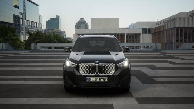 BMW iX1 eDrive20 M Sport / Trekhaak / Sportstoelen / M Adaptief onderstel / Parking Assistant / Stoelverwarming